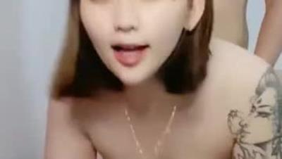 制 服 騷 妹 妹 與 小 哥 激 情 啪 啪 ， 玩 69好 騷 ， 激 情 上 位 後 入 草 屁 股 刺 激