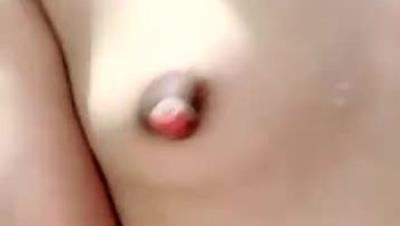 極 度 騷 女 衛 生 間 地 上 大 尺 度 暴 力 自 慰 ， 逼 上 抹 牛 奶 火 腿 腸 抽 插 ， 翹 起 屁 股 道 具 爆 菊 花 ， 上 位 騎 坐 套 弄 非 常 淫 蕩