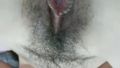 【 迷 人 的 小 妖 精 啊 】 我 坐 在 哥 哥 的 小 雞 雞 上 ， 流 出 白 帶 ， 去 浴 室 洗 洗