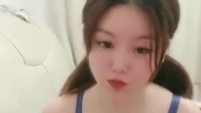 雙 馬 尾 肉 感 十 足 居 家 和 炮 友 激 情 ， 抹 精 油 屁 股 按 摩 ， 單 腿 網 襪 擡 腿 側 入 ， 大 屁 股 騎 乘 蠕 動 ， 扶 著 屁 股 往 前 頂