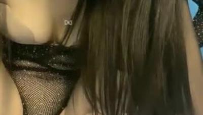 女 神 級 顔 值 美 女 看 不 出 居 然 這 麽 騷 ， 情 趣 吊 帶 黑 絲 撥 開 內 褲 ， 特 寫 炮 擊 抽 插 粉 穴 ， 水 噴 在 地 板 上 舔 弄 ， 坐 椅 子 上 炮 