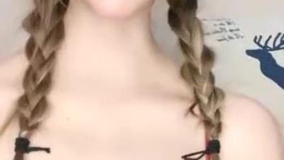 麻 花 辮 酒 窩 顔 值 美 女