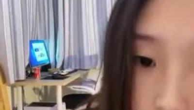 極 品 顔 值 美 女 爲 賺 錢 下 海