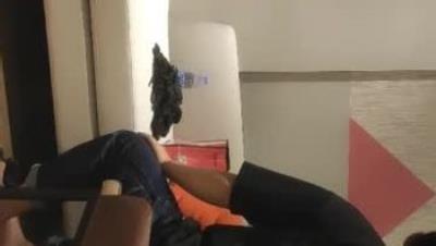 2021- 10- 28  加 錢 哥 深 夜 大 戰 紅 裙 眼 鏡 熟 女 ， 扣 穴 吸 吮 奶