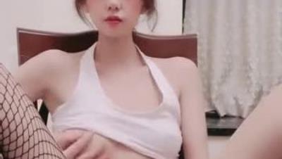 新 人 求 關 注 ， 斯 文 眼 鏡 妹 ， 情 窦 初 開 的 年 紀