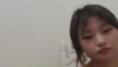 2021.11.14， 【 小 蝴 蝶 乖 乖 】 ， 三 個 00後 裸 體 橫 陳 ， 兩 個 小 夥 今 夜 豔 福 不 淺