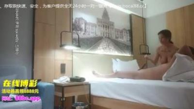 眼 鏡 老 哥 等 了 好 久 來 了 個 大 奶 妹 ， 脫 掉 衣 服