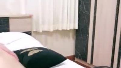 滿 背 紋 身 雙 馬 尾 清 純 萌 妹 ， 幸 福 老 哥 操