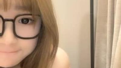 胸 前 玫 瑰 花 紋 身 02年 網 紅 級 蘿 莉 ， 甜 美 帶 著 眼 鏡