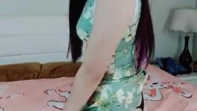 2021.12.18， 【 極 品 瑜 伽 教 練 】 ， 旗 袍 美 人 ， 一 對 大 長 腿 真 誘 惑