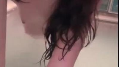 刚满18岁的嫩妹子，皮肤细腻全身粉嫩，前凸后翘的身材，稚气满满，在泳池里和猥琐炮友打炮，下面还很紧，就射到泳池里吗