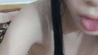 晗晗小宝贝露脸让小哥吃着奶子抠着逼，抠出好多淫水浪荡呻吟，道具抽插骚穴让小哥后入爆草抽插，浪叫呻吟