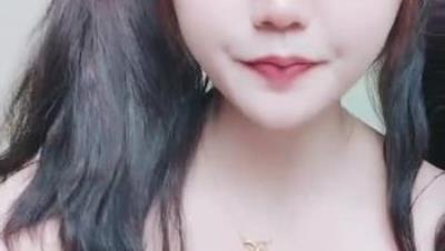 第一美穴18白虎嫩妹，一段时间没播回归，翘起顶级美臀扭动，凹凸玻璃棒插粉穴，厕所自慰大量喷水，白嫩美乳非常诱人