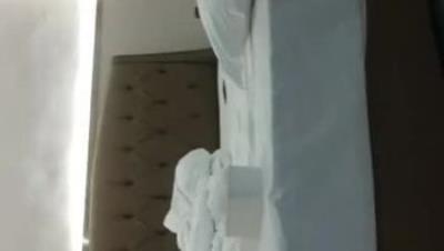 2022.1.16，【爱情故事】，网恋奔现，极品小少妇返场，被扑倒在床，深情舌吻啪啪，沉醉其中高潮阵阵，这骚逼湿得一塌糊涂好刺激