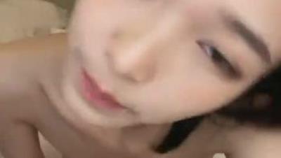 清纯学妹露脸跟小哥激情啪啪，让小哥无套抽插，打桩机的速度快把小骚逼给干晕了，浪叫呻吟不断，射在背上