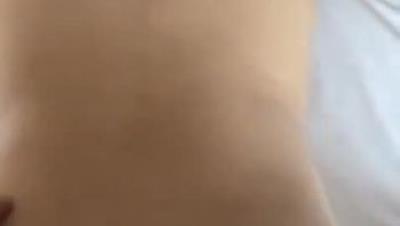 男：别动，射完再做一次好吗，那我不射了，好不好，我慢慢操，这样有感觉吗，有没有？ 女友：快点操啊求你了，不做了，好不射