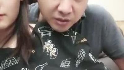 还在读大学的极品甜美清纯妹子奶子刚发育好被校园网贷高利贷所逼只能下海挣钱还债极品粉逼紧B-被三十多岁的大叔狠操