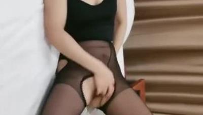 开档黑丝露脸御姐跟小哥激情啪啪各种口交大鸡巴表情好骚让小哥压在身下爆草直接射在了脸上给狼友看