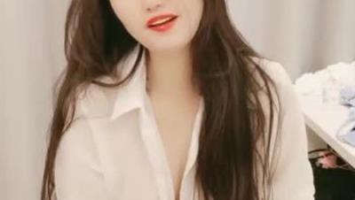 白衬衣风情少妇全程露脸激情大秀黑丝高跟白衬衣很是诱惑揉奶子自慰骚穴特写尿尿给你看给大哥舔鸡巴