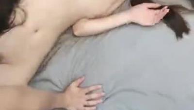 刚成年18极品小萝莉被两大汉各种操娇小身材抱起来爆操骑乘深插白皙美臀这边插嘴双洞其插小嫩穴搞得湿湿