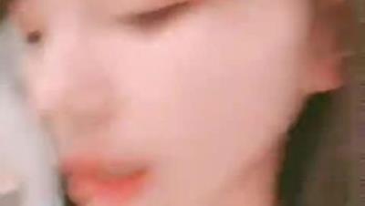 两只小母狗00后眼镜妹和姐妹一起翘起美臀玻璃棒双洞齐插一线天馒头肥穴穿戴假屌骑乘操逼-年龄不大骚的很