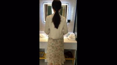 原创-见过这么反差的吗急匆匆的就坐上去了点赞破2百发给她老公打电话的