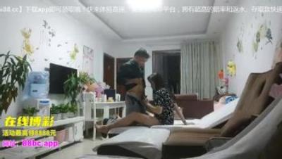 打麻将认识的良家人妻骚女约过来操逼偷拍很奔放掏出JB就吸衣服也不脱正入