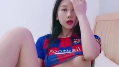 近日下海大学生小姐姐170CM顶级美腿情趣装足球宝贝跪着翘起美臀表情一脸淫荡抬双腿无毛肥穴