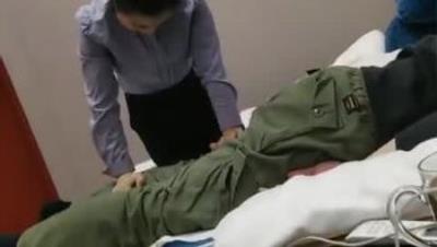 小哥出差晚上去洗脚城放松没想到进来的妹子太清纯漂亮了腿也好看索性帮她按腿试探