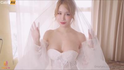 國產AV 糖心Vlog 夢幻女神浪漫婚紗 新婚夜曼妙身材 圓潤酥乳淫媚 口交吸吮肉棒 辛尤裏