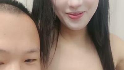 ❤️❤️舌钉气质小姐姐，约炮激情大战，穿上黑丝揉奶吃屌，69姿势深喉，扶屌插入骚穴，后入一顿抽插