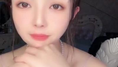 【少妇妙妙】颜值高妩媚撩人，闺房中舞动曼妙身姿，粉嫩的大白兔，自慰骚穴湿漉漉