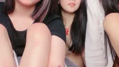 现在年轻人太疯狂，几个叛逆刺青00后嫩妹下海捞快钱，全都是美鲍，磨豆腐双头龙真假鸡巴互插，胡搞乱搞