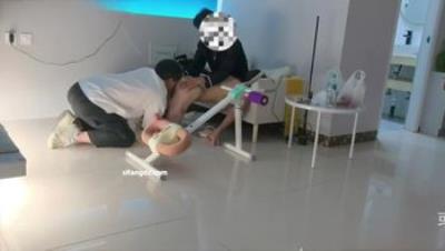 【黑猫原创】反差老师母狗和男奴，身材真好，前后夹击，一个舔脚丫子一个插逼