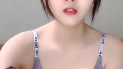 校花级妹子全程露脸精彩大秀直播，跟狼友撩骚互动，舔弄奶油假鸡巴湿身诱惑，跳蛋塞逼里道具抽插，呻吟可射