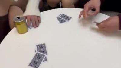 绿帽癖大神【寝取NTR】无水印钻石贴，带老婆多人4P被灌醉，酒后发情被海友们扒光无套轮奸了