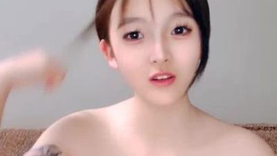 难得一见的美女宝贝深夜撩骚互动狼友，全程露脸乖巧可爱听狼友指挥脱光光玩弄骚逼洗澡诱惑跳蛋自慰呻吟可射