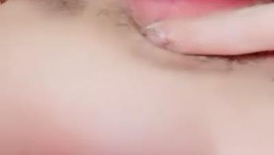 温州小萝莉为赚钱超嫩学生妹下海，扎着两个小辫子，撩起衣服露贫乳，半脱下裤子掰穴特写，小逼超级粉嫩紧致 