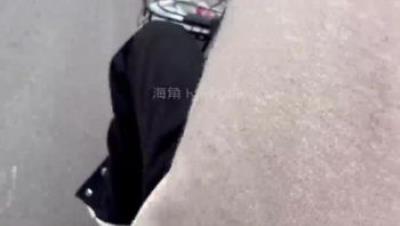 命令老婆下乡慰问，帮初中学生破处被无套内射。最后夹着精液回家