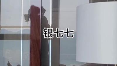 这是在重庆玩的时候这之前就有淫妻的想法一直没有合适机会实施，这里也算是淫妻的开始吧！