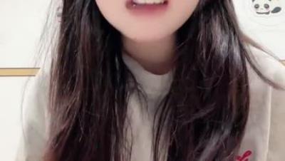 20岁女大学生放飞自我【困困兔】眼镜妹子，清纯反差，被男友家中啪啪狂操，后入蜜桃臀水声好大