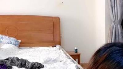 美艳C杯小厨娘，全程露脸大秀直播，跟狼友撩骚互动无毛白虎逼很是诱惑，性感情趣装浴室酸奶湿身让狼友快舔