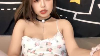 丝袜露脸颜值不错的小少妇一个人发骚诱惑，淫声荡语叫狼友爸爸，听指挥脱光光揉着骚奶子道具抽插骚穴叫的骚