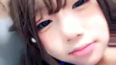 白丝露脸乖巧学妹镜头前发骚给狼友叫爸爸，揉奶玩逼跳蛋塞里面自慰，自己把骚逼抠喷了，浪叫呻吟表情好骚啊