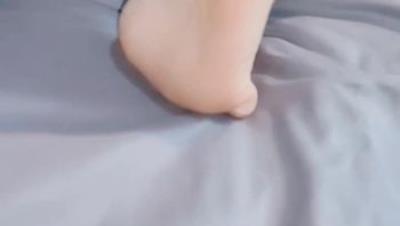 小小婉跟好姐妹一起让小哥玩双飞，全程露脸口交大鸡巴让小哥揉奶抠逼，两姐妹轮着草，淫声荡语不断浪叫不止