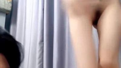 哥哥快来爱我，已经骚的不行了，颜值很高的纹身女镜头前的诱惑，揉奶玩逼给狼友看特写，主动缠着小哥求欢