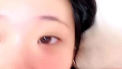 你的小可爱珊珊学妹精彩露脸直播大秀，粉嫩骚逼掰开给狼友看特写，逼毛都刮干净了好性感，揉奶自慰呻吟可射