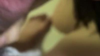 爸爸临时下工地加班，在家中客厅强操性感的母亲谁知中途爸爸回来中断施法，太刺激了母亲被操失禁