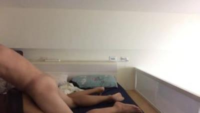 小情侣露脸性爱自拍，呻吟声是亮点，小伙硬梆梆，小骚女嗲叫声一流，还没插进去就开始叫了