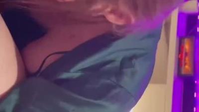 推特60W粉丝网黄潮妹「kitty」露脸性爱私拍，邻居粉丝很爱来找我耶，他说回不去了，这屁股…插进去就自己摇，是不是很方便啊